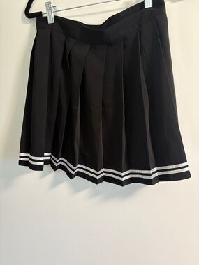 Classic Black Pleated Skirt with White Trim – Size M (Runs Small)